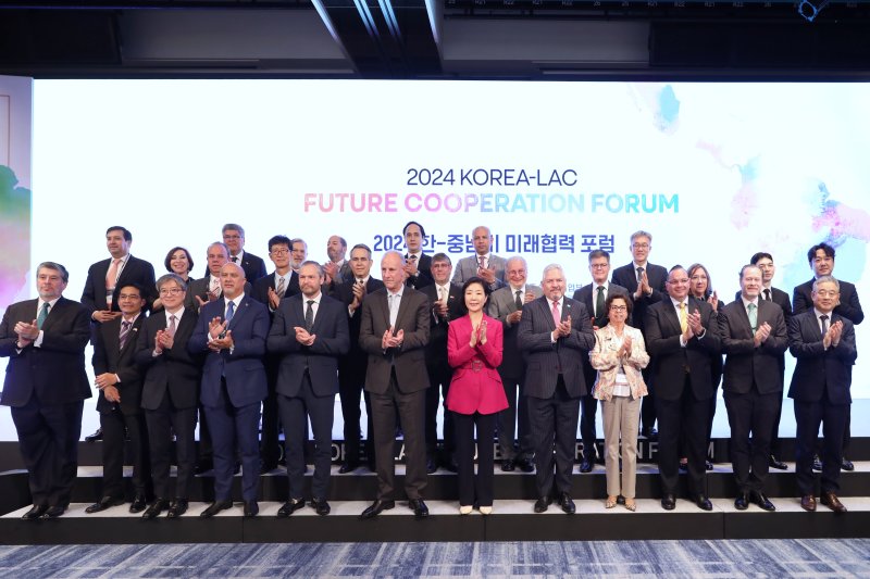 오영주 중소벤처기업부 장관이 10일 서울 종로구 포시즌스 호텔에서 열린 '2024 한-중남미 미래협력 포럼'에서 참석자들과 기념 촬영을 하고 있다. (중기부 제공)