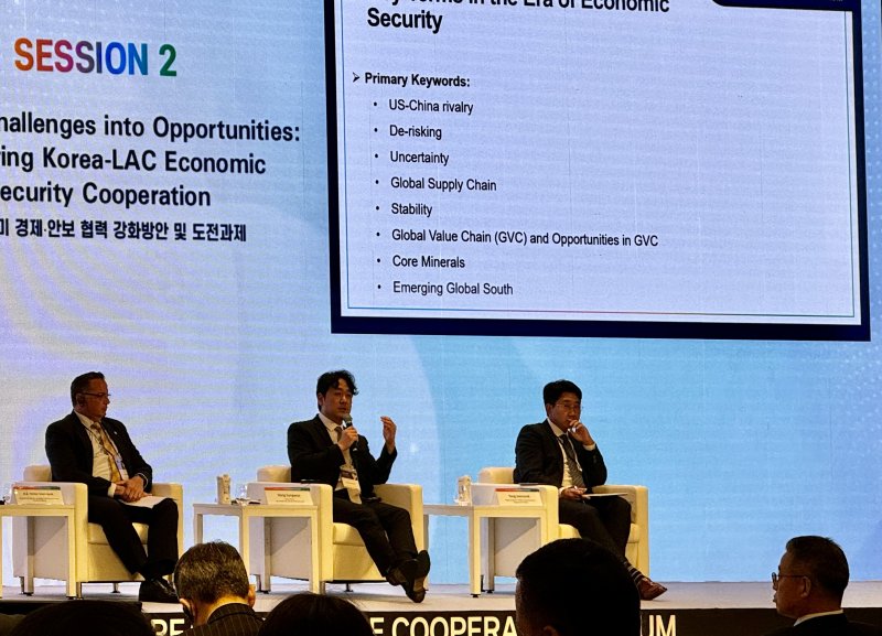 홍성우 대외경제정책연구원 부연구위원(가운데)과 양준석 성균관대 교수(오른쪽) 10일 포시즌스 호텔 서울에서 '2024 한-중남미 미래협력 포럼'에서 양 지역 간 협력 강화방안을 발표했다. ⓒ News1이민주 기자