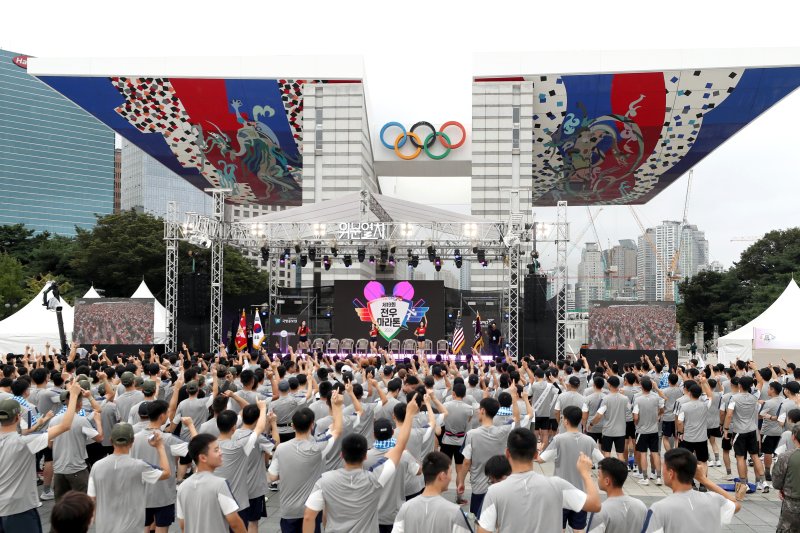 16일 오전 서울 송파구 올림픽공원에서 열린 건군75주년 및 한미동맹70주년 기념 '제19회 국방일보 전우마라톤 대회'에서 참가자들이 준비운동을 하고 있다. 사진=국방일보 제공