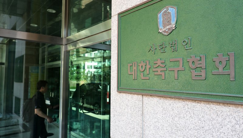 문체부 "클린스만·홍명보 감독 선임과정, 규정과 절차 위반"