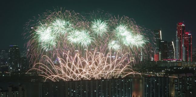 1박에 300만원…불꽃축제에 요금 천정부지