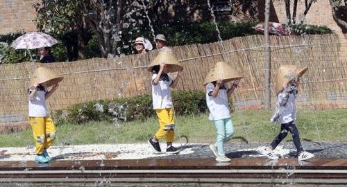 지평선축제장 찾은 어린이들 [연합뉴스 자료사진]
