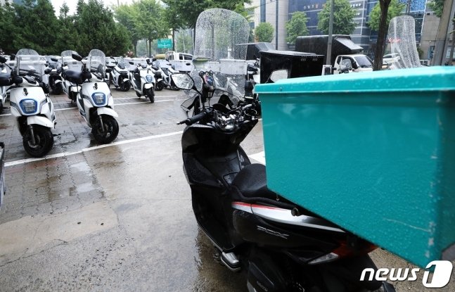서울 강남구 역삼동 배달대행 업체 앞에 배달용 바이크가 주차돼 있다. 2023.5.27/뉴스1 ⓒ News1 박정호 기자