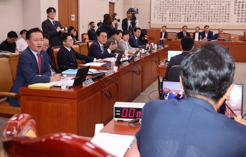 2일 국회 법제사법위원회에서 열린 박상용 수원지검 부부장검사 탄핵소추 사건 조사 청문회에서 국민의힘 의원들이 정청래 법사위원장에게 항의하고 있다. 뉴시스