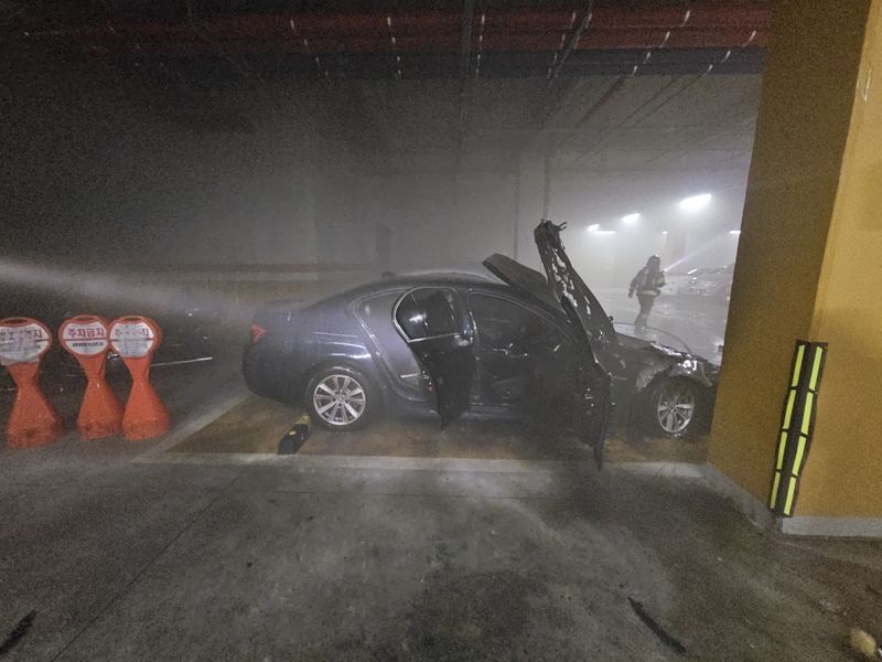 2일 오전 출근시간 부산진구의 한 아파트 지하주차장에 주차된 외제차량에서 불이 났다. 부산소방재난본부 제공