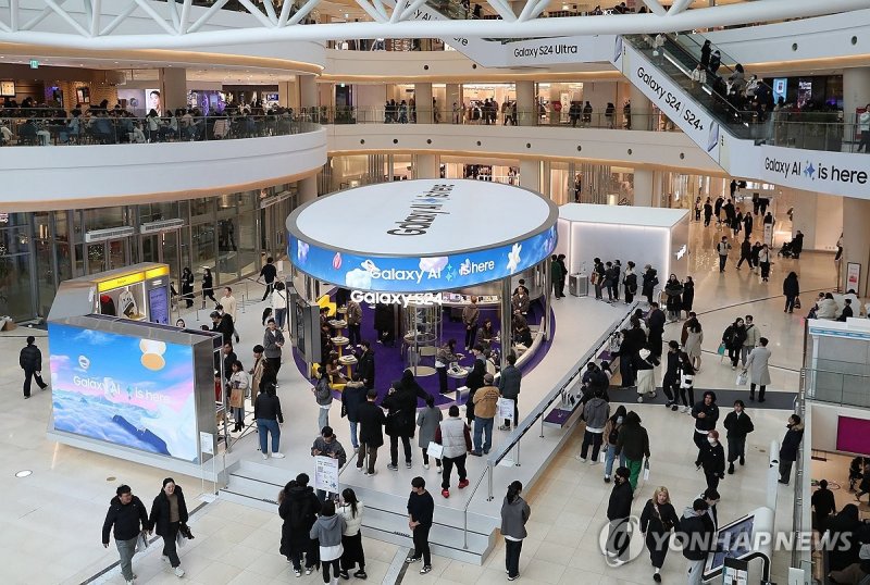 삼성전자, 국내 '갤럭시 AI' 적용 단말기 2천만대 돌파 삼성전자, 국내 '갤럭시 AI' 적용 단말기 2천만대 돌파 (서울=연합뉴스) 삼성전자가 갤럭시 S24 시리즈, 갤럭시 Z 플립6·Z 폴드6 등 '갤럭시 AI'를 지원하는 국내 모바일 사용 단말기 숫자가 2천만대를 돌파했다고 29일 밝혔다. 사진은 지난 1월 서울 영등포구 타임스퀘어에 마련된 갤럭시 스튜디오에서 관람객들이 갤럭시 AI를 지원하는 '갤럭시 S24 시리즈'를 체험하는 모습. 2024.9.29 [삼성전자 제공. 재판매 및 DB 금지] photo@yna.co.kr (
