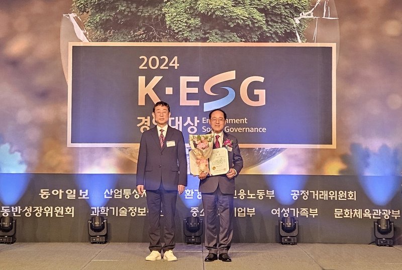 2일 더플라자호텔 서울 그랜드볼룸에서 열린 ‘2024 K-ESG 경영대상’에서 BNK금융그룹이 ‘종합 ESG 대상’과 동반성장위원회의 ‘동반성장 위원장상’을 수상한 가운데 BNK금융그룹 하근철 BNK경영연구원장(오른쪽)이 기념촬영을 하고 있다. BNK금융 제공