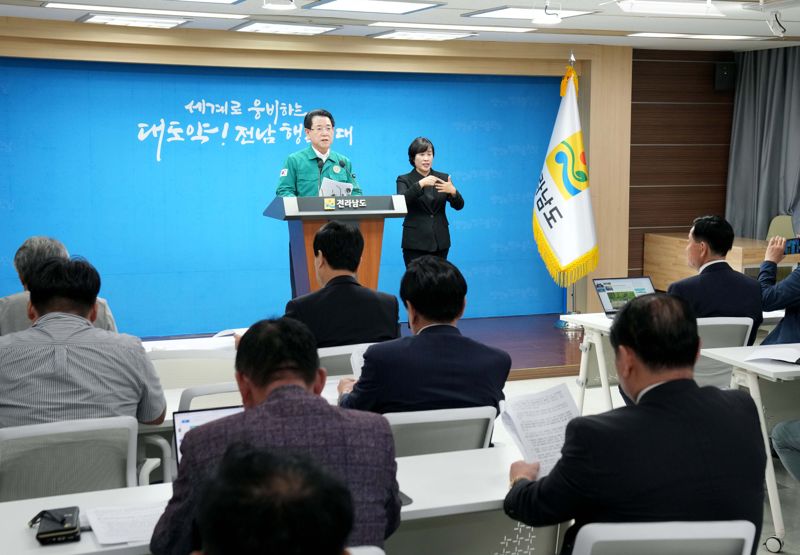 김영록 전남도지사가 2일 도청 브리핑룸에서 '벼멸구 피해 재해 인정 및 특별재난지역 선포 촉구 건의문'을 발표하고 있다. 전남도 제공