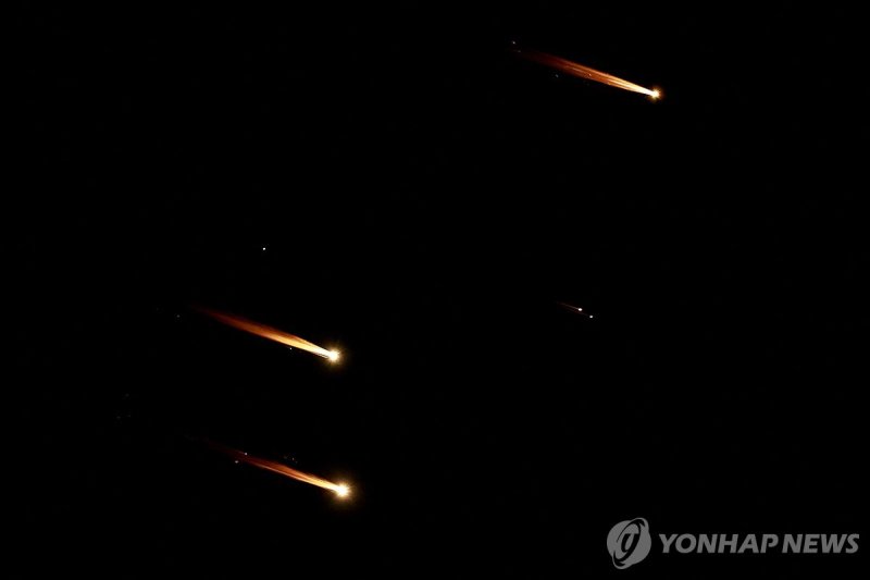 이란, 극초음속 미사일 주장…이스라엘 4월보다 더 뚫린 정황 Rockets fly in the sky after Iran fired a salvo of ballistic missiles, amid cross-border hostilities between Hezbollah and Israel, as seen from Tel Aviv, Israel, October 1, 2024. REUTERS/Ammar Awad TPX IMAGES OF THE DAY ATTENTION EDITORS: ADDING INFORMATION