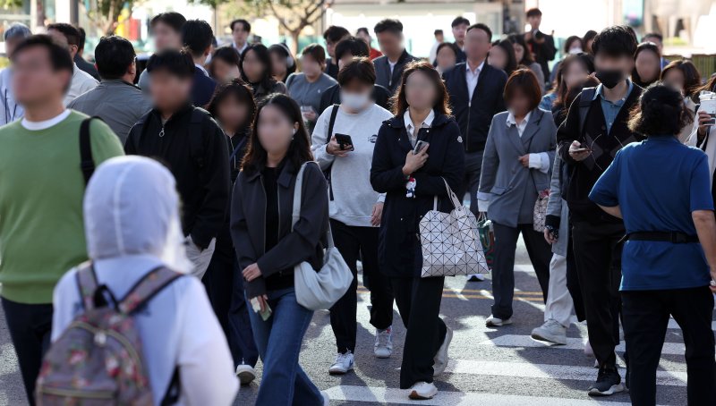 [서울=뉴시스] 홍효식 기자 = 서울 아침 최저기온이 10도 가량 뚝 떨어지며 쌀쌀한 날씨를 보인 지난 2일 오전 서울 종로구 광화문 네거리에서 시민들이 외투를 입고 출근길 발걸음을 재촉하고 있다. 2024.10.02. yesphoto@newsis.com