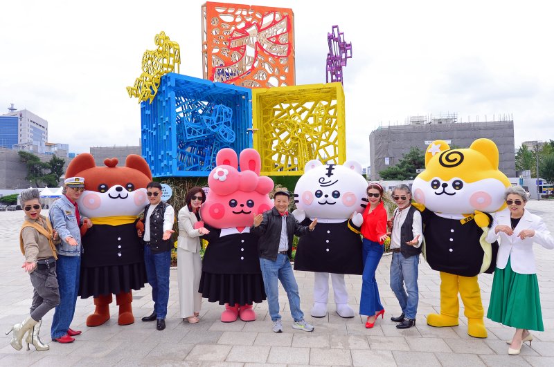 제21회 광주 추억의 충장축제 개막을 하루 앞둔 1일 5·18 민주광장에 설치된 축제 상징물 앞에서 임택 광주 동구청장과 충장프렌즈, 충장시니어모델들이 축제 홍보를 하고 있다. 2024.10.1/뉴스1 ⓒ News1 이승현 기자