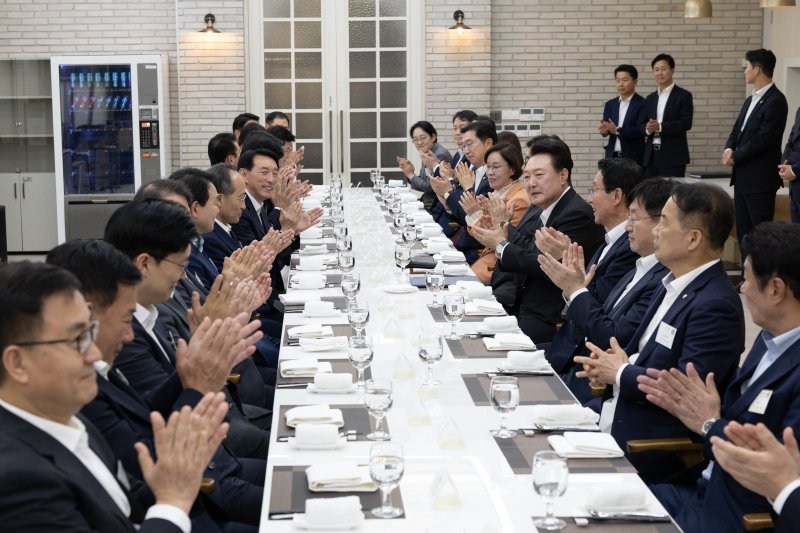 윤석열 대통령이 2일 서울 용산 대통령실 파인그라스에서 국민의힘 원내지도부·상임위원장·간사단을 초청해 격려 만찬을 하고 있다. 대통령실 제공