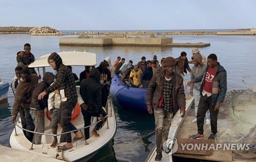 작년 4월 리비아 해역에서 구조된 아프리카 이주민들 [EPA 연합뉴스 자료 사진. 이 사진은 기사 내용과 무관합니다]