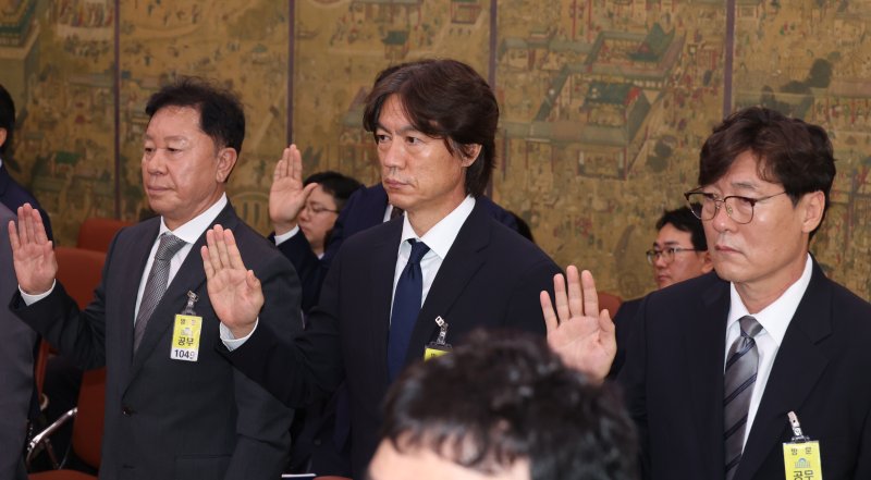 홍명보 국가대표팀 감독이 지난달 24일 서울 여의도 국회에서 열린 문화체육관광위원회의 대한축구협회 등에 대한 현안질의에서 증인 선서를 하고 있다. 뉴시스