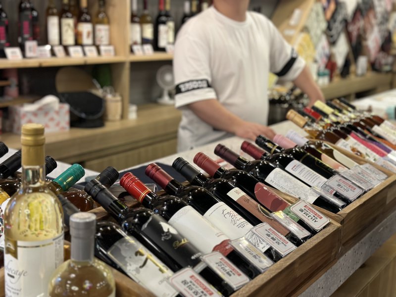 터널 막바지에 소믈리에가 추천하는 와인을 구매하거나 시음할 수 있는 시음존이 있다ⓒ News1 윤슬빈 기자