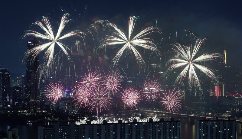 "사상 첫 불꽃 축제 유료 관람석, 벌써 암표" 가격이..