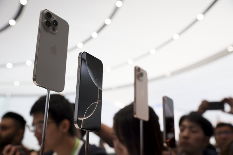 [쿠퍼티노=AP/뉴시스] 9일(현지시각) 미 캘리포니아주 쿠퍼티노의 애플 본사에서 신제품 발표회가 열려 아이폰 16 프로가 공개되고 있다. 애플은 인공지능(AI) 기능을 탑재할 수 있는 최신 스마트폰 아이폰16 시리즈를 이날 공개했다. 아이폰16 시리즈는 6.1인치형 기본 모델과 6.7인치형 플러스, 고급 모델인 6.3인치형 프로와 6.9인치형 프로맥스로 구성됐다. 2024.09.10.