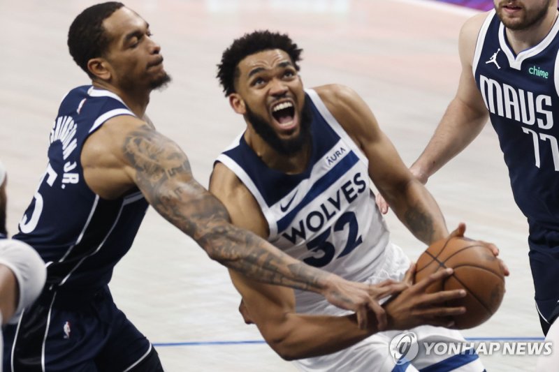 타운스(32번) epa11372757 Minnesota Timberwolves center Karl-Anthony Towns (R) dribbles past Dallas Mavericks forward P.J. Washington (L) during the second half of the NBA Western Conference Finals playoff game three between the Minnesota Timberwolves and the Dallas Mavericks in Dallas, Texas, USA, 26 Ma