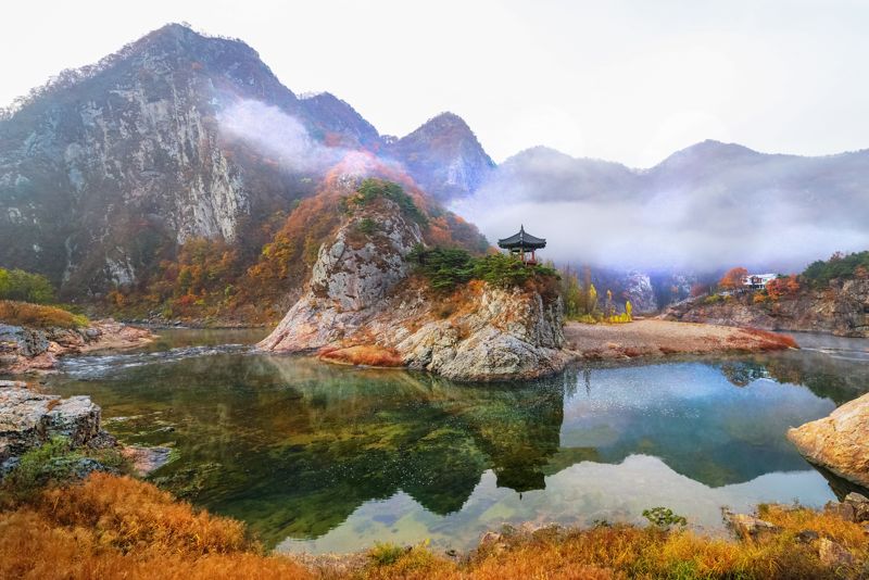 충북 영동에서 가장 유명한 관광지의 하나인 월류봉. 한국관광공사 제공