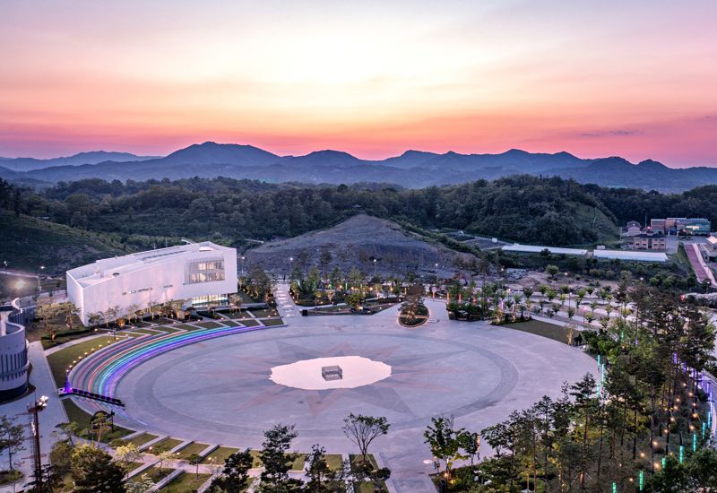 충북 영동의 새로운 명소로 떠오르고 있는 레인보우 힐링센터. 한국관광공사 제공