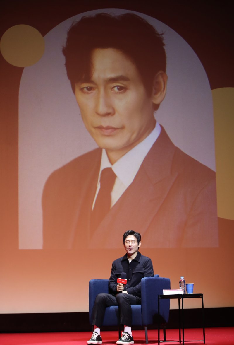 배우 설경구가 3일 부산 해운대구 신세계백화점 센텀시티점에서 열린 ‘액터스하우스’에 참석해 객석을 바라보고 있다. 2024.10.3/뉴스1 ⓒ News1 권현진 기자