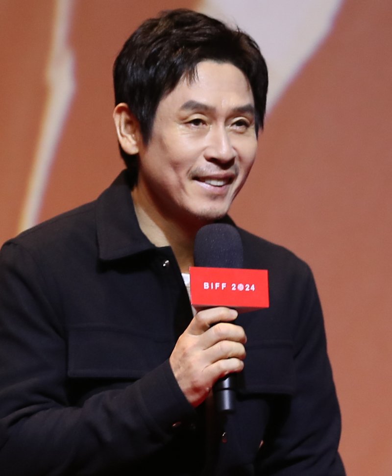배우 설경구가 3일 부산 해운대구 신세계백화점 센텀시티점에서 열린 ‘액터스하우스’에 참석해 인사말을 하고 있다. 2024.10.3/뉴스1 ⓒ News1 권현진 기자