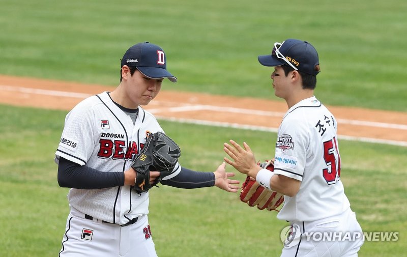 최승용 '쭉 무실점 가보자' 최승용 '쭉 무실점 가보자' (서울=연합뉴스) 임화영 기자 = 3일 서울 잠실야구장에서 열린 2024 신한 SOL뱅크 KBO 포스트시즌 와일드카드 결정 2차전 kt wiz와 두산 베어스의 경기. 3이닝을 무실점한 두산 선발 최승용이 조수행과 하이파이브하고 있다. 2024.10.3 hwayoung7@yna.co.kr (끝)