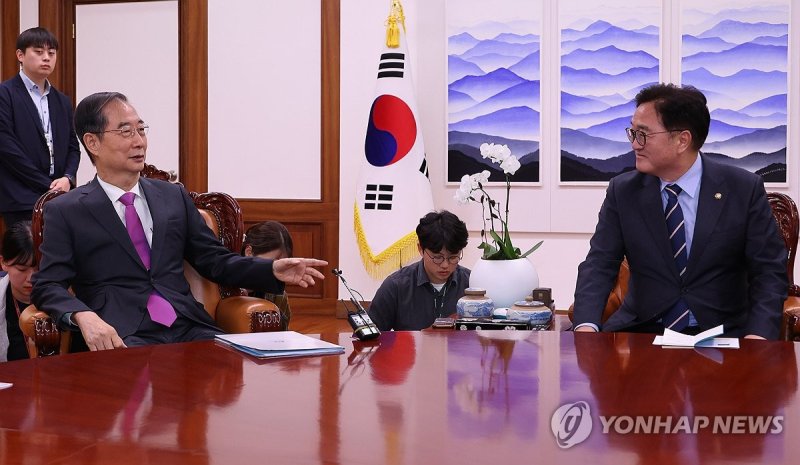 대화하는 우원식 의장과 한덕수 총리 (서울=연합뉴스) 김주성 기자 = 우원식 국회의장이 3일 오후 서울 여의도 국회에서 한덕수 국무총리와 의정갈등 해결 방안 등을 논의하고 있다. 2024.10.3 utzza@yna.co.kr (끝)