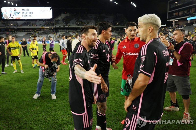 수아레스와 우승의 기쁨 나누는 메시 Oct 2, 2024; Columbus, Ohio, USA; Inter Miami CF forward Lionel Messi (10) talks with forward Luis Suarez (9) after the game against the Columbus Crew at Lower.com Field. Mandatory Credit: Trevor Ruszkowski-Imagn Images