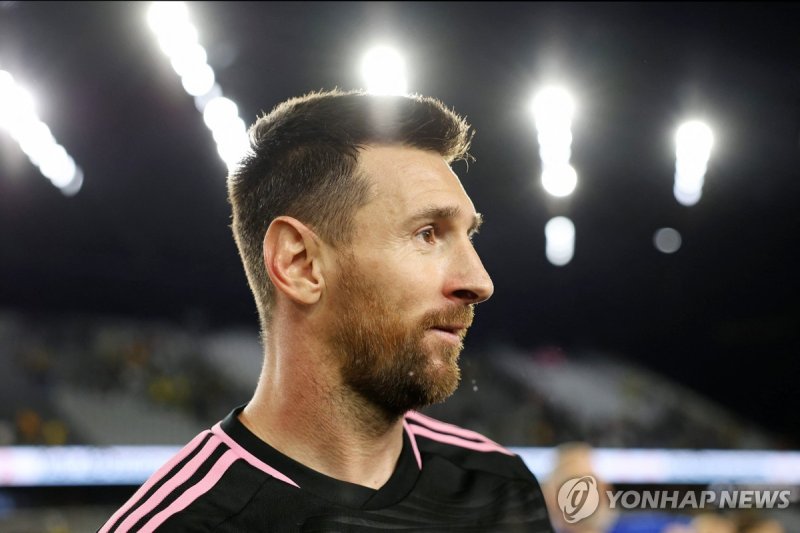 메시 Oct 2, 2024; Columbus, Ohio, USA; Inter Miami CF forward Lionel Messi (10) looks on after the game against the Columbus Crew at Lower.com Field. Mandatory Credit: Trevor Ruszkowski-Imagn Images