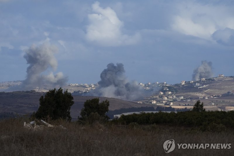 이스라엘군의 공습 이후 연기가 피어오르는 레바논 남부 마을 Smoke rises following Israeli bombardment in southern Lebanon as seen from northern Israel, Wednesday, Oct. 2, 2024. (AP Photo/Baz Ratner)