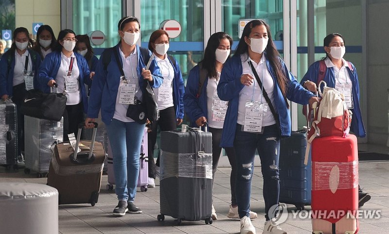 외국인 가사관리사 시범사업에 참여할 필리핀 노동자들이 6일 인천국제공항을 통해 입국한 후 버스로 이동하고 있다. /사진=연합뉴스