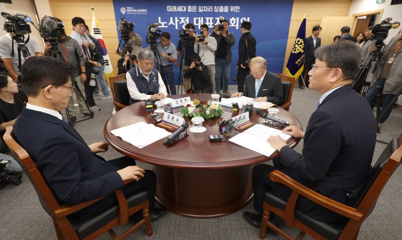 발언하는 권기섭 경사노위 위원장 (서울=연합뉴스) 김도훈 기자 = 4일 오전 서울 종로구 대통령 직속 사회적 대화기구 경제사회노동위원회에서 열린 노사정대표자 회의에서 권기섭 경사노위 위원장이 발언하고 있다. 2024.10.4 superdoo82@yna.co.kr (끝)