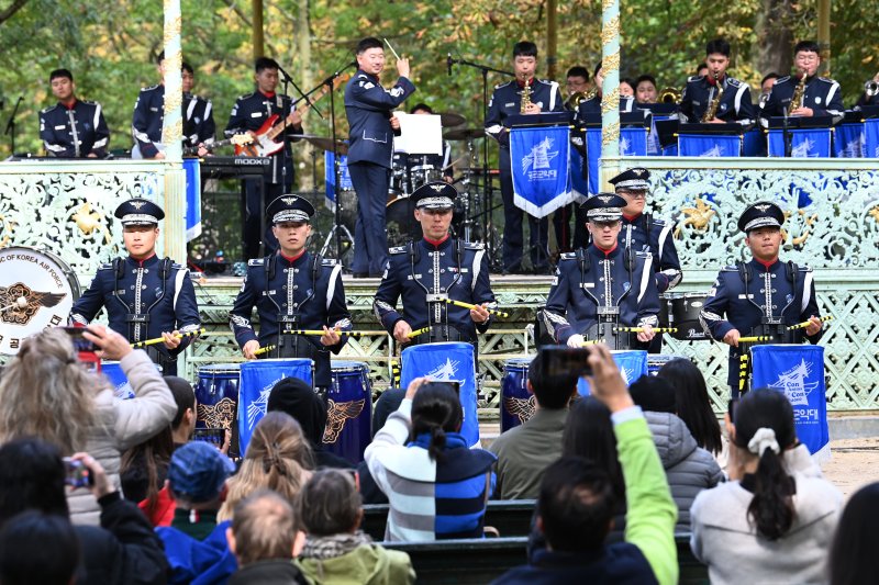 공군군악대가 3일(현지시각) 벨기에 브뤼셀 공원에서 현지 교민과 시민들에게 타악기 퍼포먼스를 보여주고 있다. 사진=공군 제공