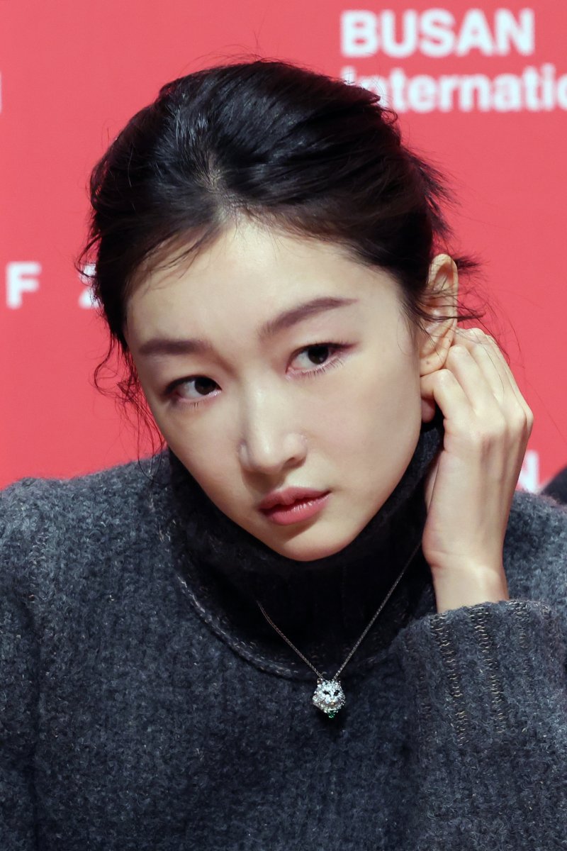 [부산=뉴시스] 박진희 기자 = 제29회 부산국제영화제 '뉴 커런츠' 부문 심사위원인 중국 배우 저우동위가 4일 부산 해운대구 신세계백화점 센텀시티점 문화홀에서 기자회견을 하고 있다. 2024.10.04. pak7130@newsis.com