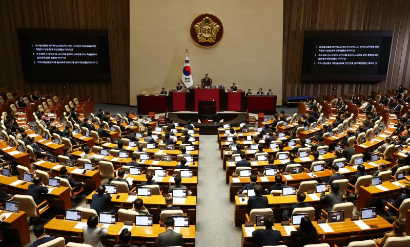 우원식 국회의장이 4일 오후 서울 여의도 국회에서 열린 제418회국회(정기회) 제10차 본회의에서 김건희·채해병 특검법과 지역화폐법안에 대한 재의의 건을 상정하고 있다. 뉴스1