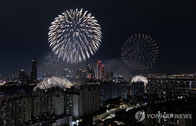 작년 여의도 불꽃축제 불꽃이 피었습니다 (서울=연합뉴스) 임화영 기자 = 7일 오후 서울 여의도 한강공원에서 열린 '2023 서울세계불꽃축제'에서 하늘이 불꽃으로 물들고 있다. 2023.10.7 hwayoung7@yna.co.kr (끝)