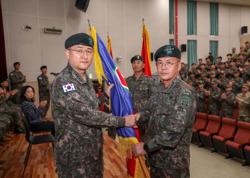 강호필 신임 지상작전사령관(오른쪽)이 4일 경기 용인시 지상작전사령부에서 열린 취임식에서 박안수 육군참모총장에게 부대기를 이양받고 있다. 사진=지상작전사령부 제공