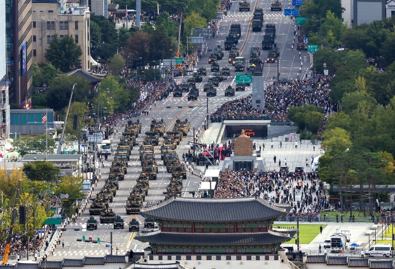 1일 오후 서울 세종대로 광화문광장 일대에서 열린 '건군 76주년 국군의날 시가행진'(대통령실 제공) 2024.10.1/뉴스1 ⓒ News1 송원영 기자