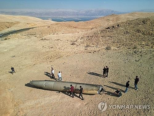 이스라엘, 이란 석유시설 때리나…바이든 "논의중" 돌출발언 파장 이스라엘 남부 아라드 인근의 사막에 이란이 쏜 탄도미사일 잔해가 떨어진 모습 [로이터 연합뉴스. 재판매 및 DB 금지]