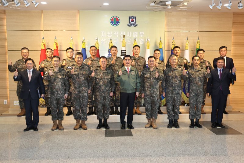 김용현 국방부 장관이 4일 경기도 용인시 지상작전사령부를 방문, 강호필 지작사 사령관(앞줄 왼쪽 네번째) 대장을 비롯한 지휘관들과 기념촬영을 하고 있다.<div id='ad_body3' class='mbad_bottom' ></div> 사진=국방부 제공