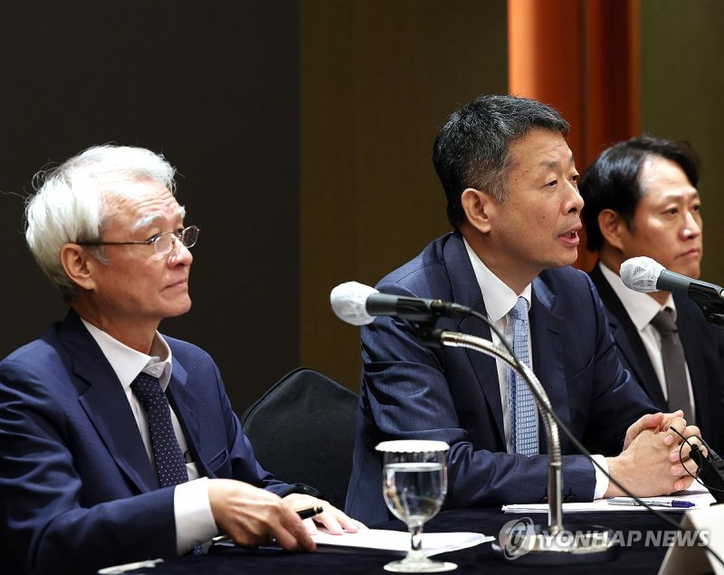 고려아연 공개매수 관련 기자간담회하는 MBK파트너스 고려아연 공개매수 관련 기자간담회하는 MBK파트너스 (서울=연합뉴스) 이지은 기자 = 김광일 MBK파트너스 부회장(가운데)이 19일 오전 서울 중구 롯데호텔에서 열린 MBK파트너스 고려아연 공개매수 관련 기자간담회에서 취재진의 질문에 답하고 있다. 왼쪽은 강성두 영풍 사장, 오른쪽은 이성훈 베이커매킨지코리아 변호사. 2024.9.19 jieunlee@yna.co.kr (끝)