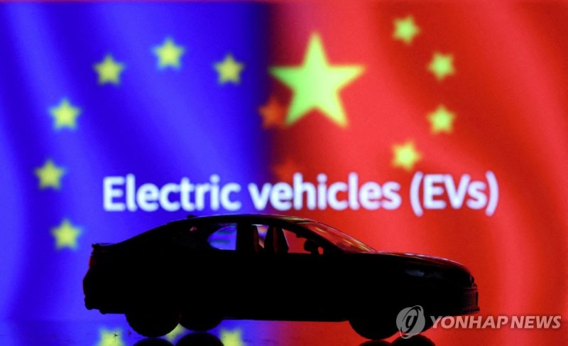 EU, 중국산 전기차 관세율 최고 45.3% 확정 FILE PHOTO: Car miniature, "Electric vechicles (EVs)" words, EU and Chinese flags are seen in this illustration taken, September 26, 2023. REUTERS/Dado Ruvic/Illustration/File Photo