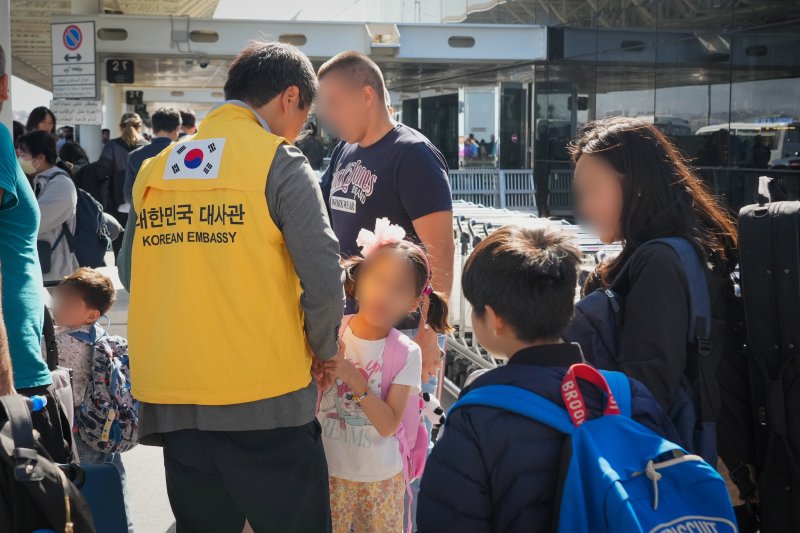 레바논 체류 재외국민들이 4일(현지시간) 레바논 베이루트 국제공항에서 귀국을 준비하며 외교부 신속대응팀 관계자의 안내를 받고 있다. 사진=외교부 제공