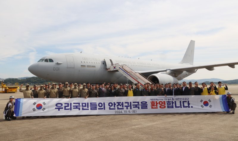 김선호 국방부 차관과 강인선 외교부 2차관 등 정부 측 관계자들이 5일 경기도 성남시 서울공항에서 레바논에 체류 중이던 우리 국민들이 무사히 귀국하는데 힘쓴 외교부 신속대응팀과 군 의무요원 등을 격려하며 기념촬영을 하고 있다. 뉴스1