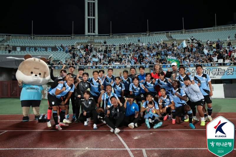[서울=뉴시스] 프로축구 K리그2 천안시티 선수단. (사진=한국프로축구연맹 제공) *재판매 및 DB 금지