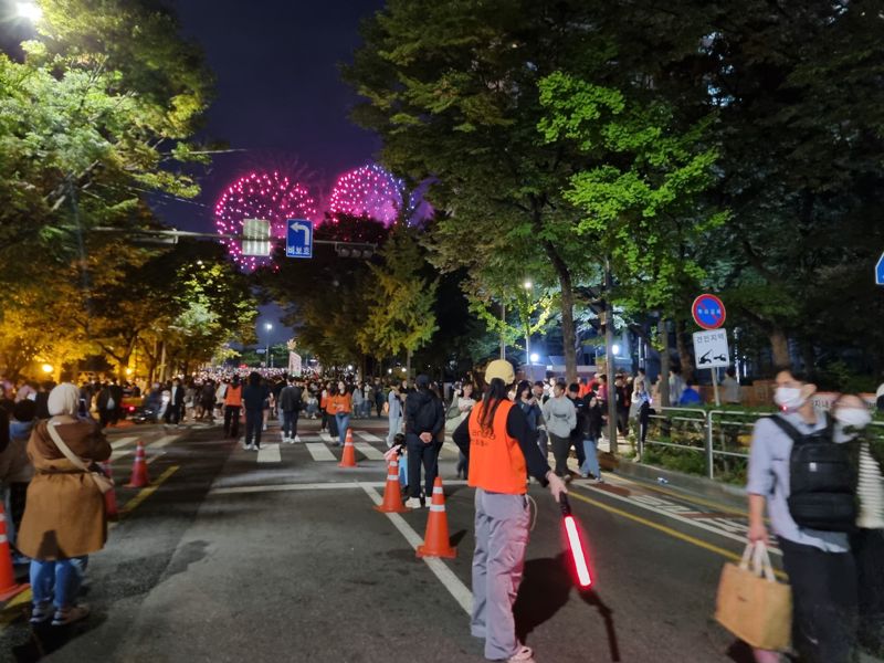 지난 5일 오후 서울 영등포구 여의도 한강공원 일대에서 경찰과 안전 관리 스태프들이 인파를 관리하고 있다. 사진=장유하 기자