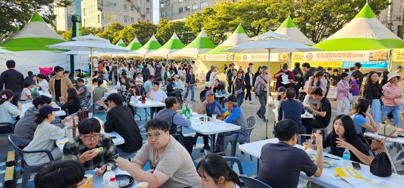 지난 5일 구미시청앞 복개천 송정맛길에서 열린 구미푸드페스티벌장에 마련된 식탁에서 방문객들이 음식을 먹으며 축제를 즐기고 있다. 뉴스1