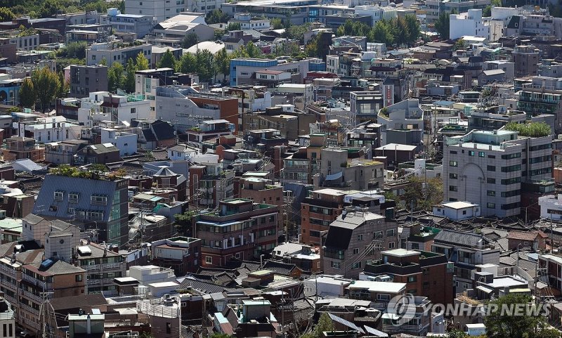 내일부터 빌라·오피스텔도 '대출 갈아타기' 가능 내일부터 빌라·오피스텔도 '대출 갈아타기' 가능 (서울=연합뉴스) 한종찬 기자 = 아파트로 한정돼 온 '온라인 주택담보대출(주담대) 갈아타기 서비스'가 30일부터 실시간 시세 조회가 가능한 빌리나 오피스텔로도 확대된다. 현재는 실시간 시세를 확인할 수 있는 아파트 주담대에 대해서만 대환대출이 가능했지만, 빌라나 오피스텔도 시세 확인이 가능한 경우 낮은 금리로 갈아탈 수 있게 된다. 사진은 29일 서울 시내 빌라 밀집지역. 2024.9.29 saba@yna.co.kr (끝)