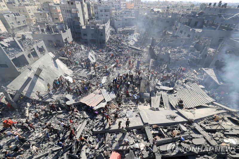 폐허 된 가자지구 (FILES) People search for survivors and the bodies of victims through the rubble of buildings destroyed during Israeli bombardment, in Khan Yunis in the southern Gaza Strip on October 26, 2023, amid the ongoing battles between Israel and the Palestinian group Hamas. Hamas's attack on Octob